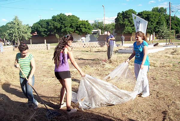 FOTO: Jóvenes trabajan para mejorar una plazoleta de barrio