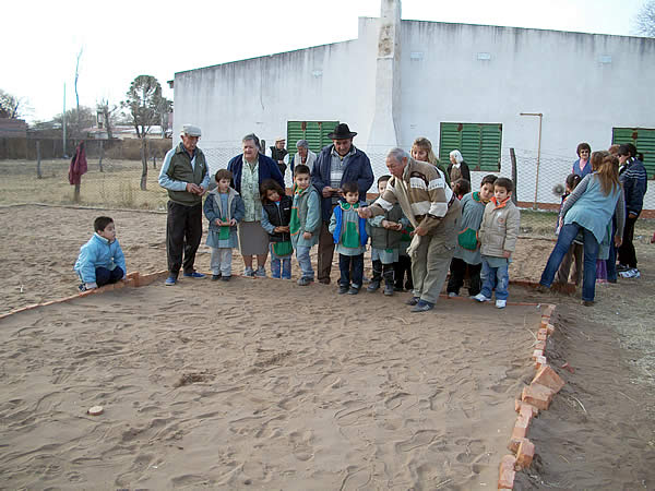 FOTO: abuelos del Cumelen recibieron la visita del Jardín “Carocitos” 