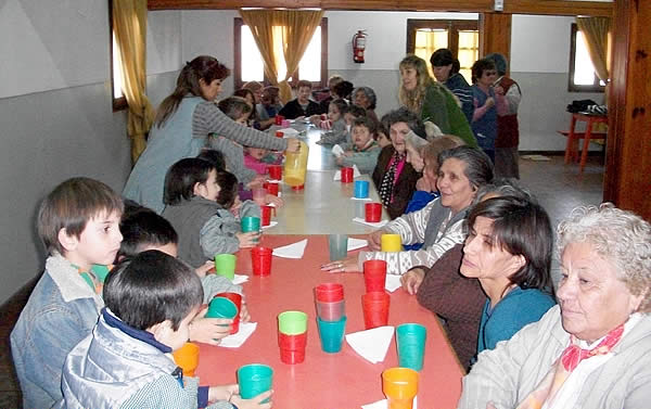 FOTO: abuelos del Cumelen recibieron la visita del Jardín “Carocitos” 