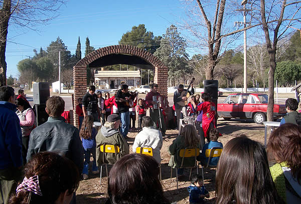 FOTO: Artesanos y música en el Paseo de Arte Pocho Riela