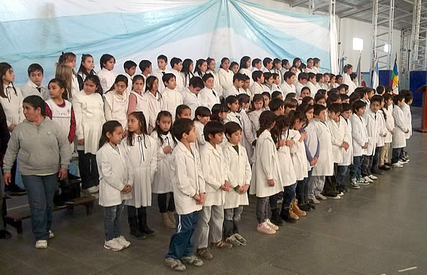 Un centenar de niños realizó la promesa de lealtad a la Bandera