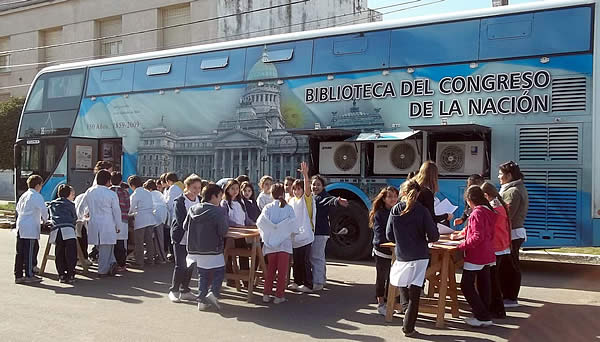 Visita del Senador Marino y la Biblioteca Móvil del Congreso a Victorica