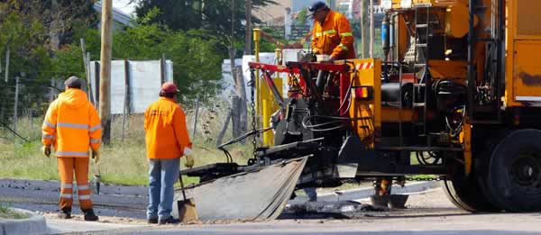 Asfalto en la Avenida Agustín Borthiry y la playa de la terminal de Ómnibus